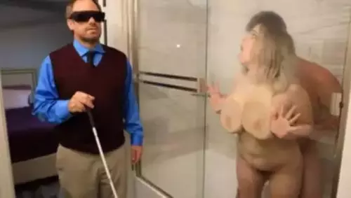 الزوج الديوتي المخادع عامل نفسه كفيف عشان عامل التوصيل ينيك زوجته - افلام سكس حصرية