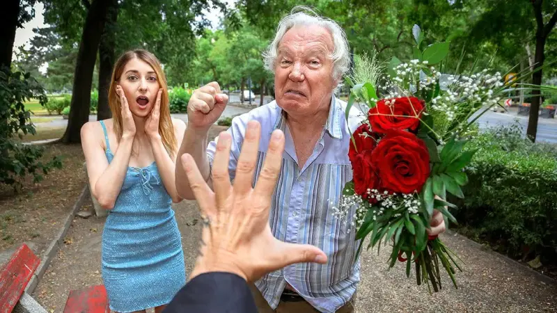 الزوج العجوز البارد جنسيا تتناك زوجته وهو عاجز عن فعل شيء - مقاطع سكس