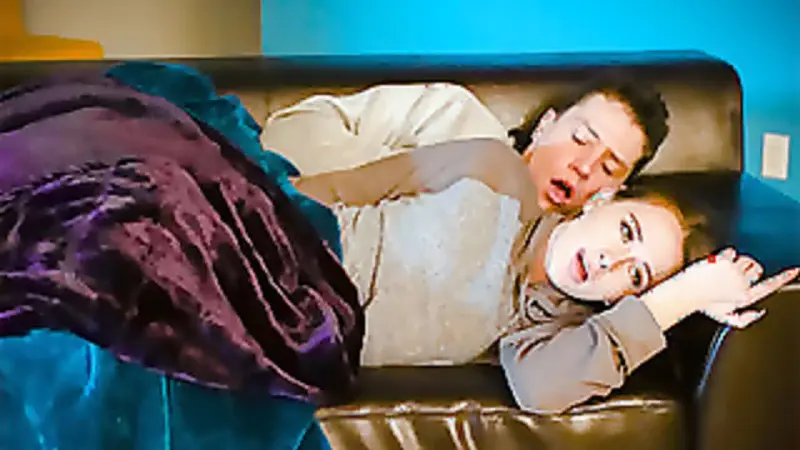 النوم مع الاخ الممحون ليس بسهل - سكس اخوات xnxx