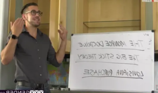 فتاة جامعية تتعرض لنيك من طيزها