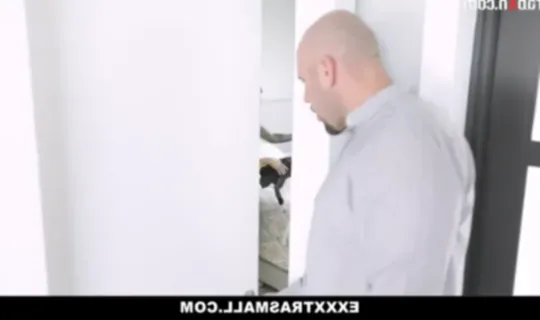 فتاة صغيرة تكشف عن كسها الصغير واحلى سكس