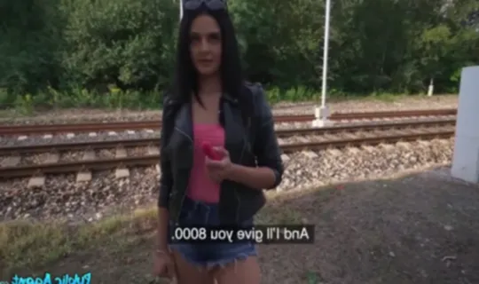 فتاة مراهقة نحيفة شهوانية تبرز مؤخرتها المنتفخة لغريب