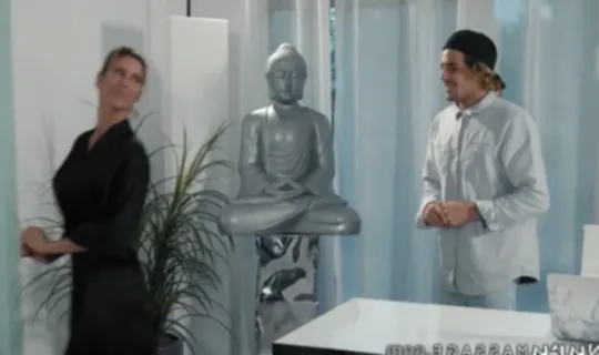 يجب على الام إرضاء ابن زوجها القذر حتى يحفظ سرها - افلام سكس مترجم