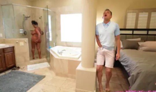 يدخل على امه وهي تستحم ليحشر زبه في كسها - سكس امهات