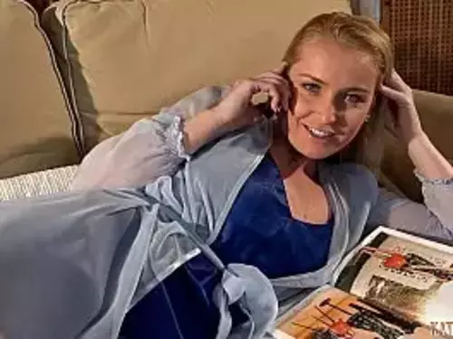 إبن ينيك زوجة أبوه وهي تتكلم في الهاتف مع زوجها - سكس خيانة