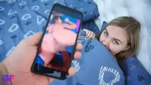 سكس اخوات , الاخ يدخل على اخته وهي تشاهد سكس فيقترح عليها زبه عوض الاستمناء