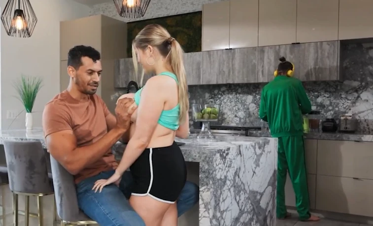 ممحونة تتجاهل صديقها، فتمارس الجنس مع زميله في السكن - سكس مترجم