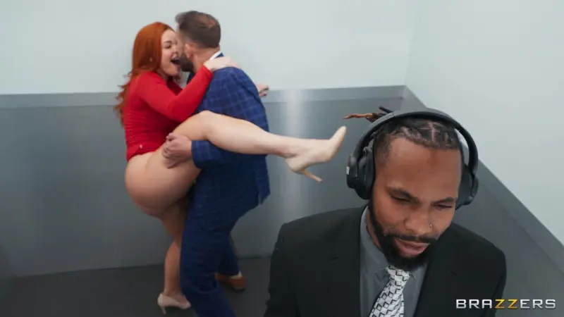 موظفة جديدة فاتنة في شركة كبرى تبرز حضورها - سكس
